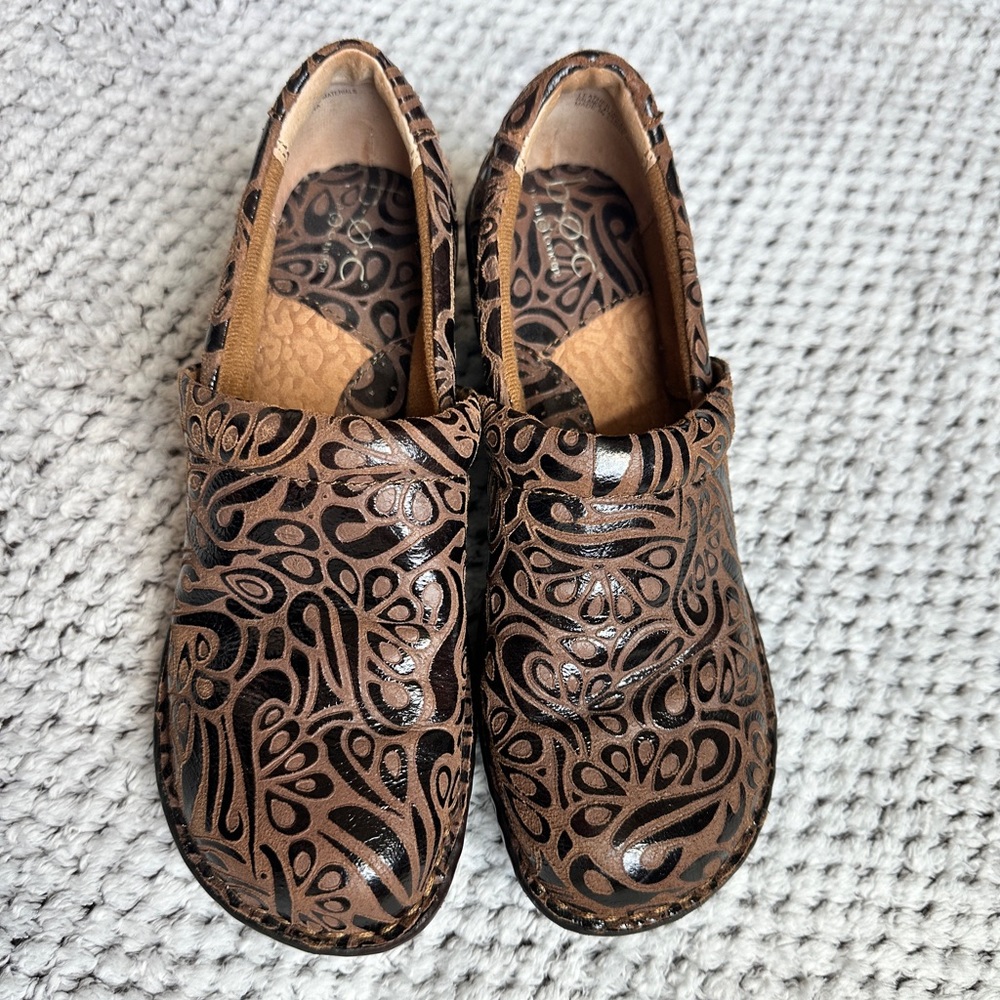 😍 BOC Born Concept Women's Peggy Brown Embossed Leather Clogs Size 7.5